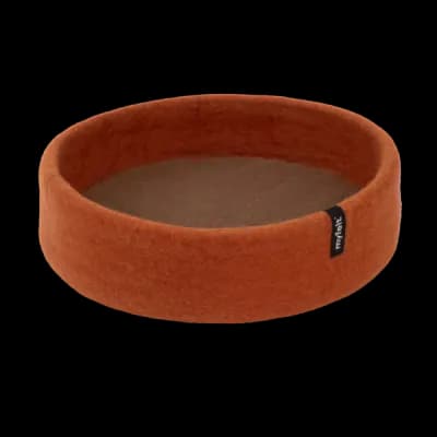 Thumbnail 400x400 for Cama redonda para perros hecha de fieltro sostenible en color terracota, con diseño minimalista y etiqueta de la marca. Ideal para el descanso y confort canino con materiales ecológicos.